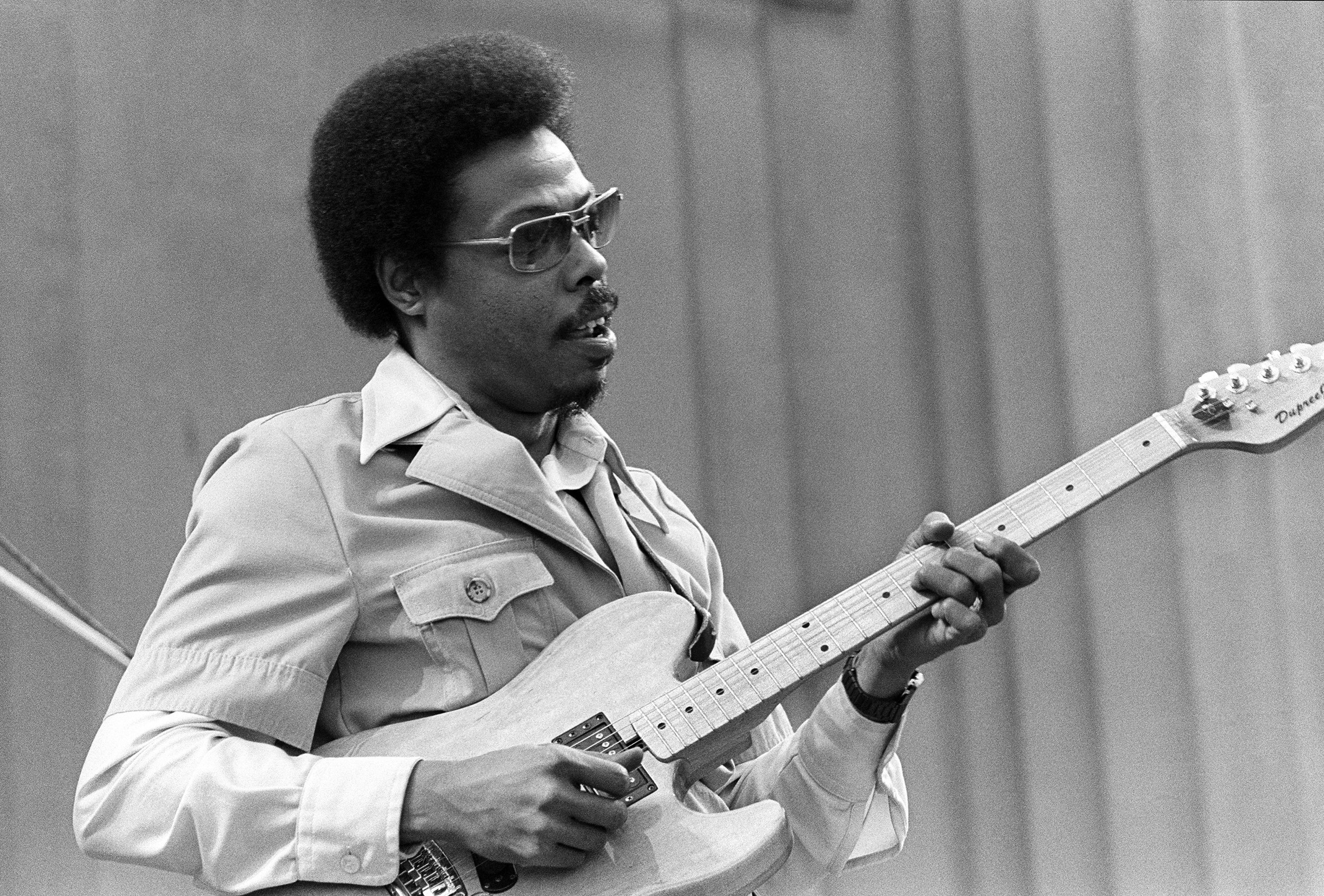 Cornell Dupree, with the band Stuff, onstage at the Berkeley Jazz Festival at the Greek Theatre in Berkeley, California, May 1980. Photo by Ed Perlstein/Redferns/Getty Images.